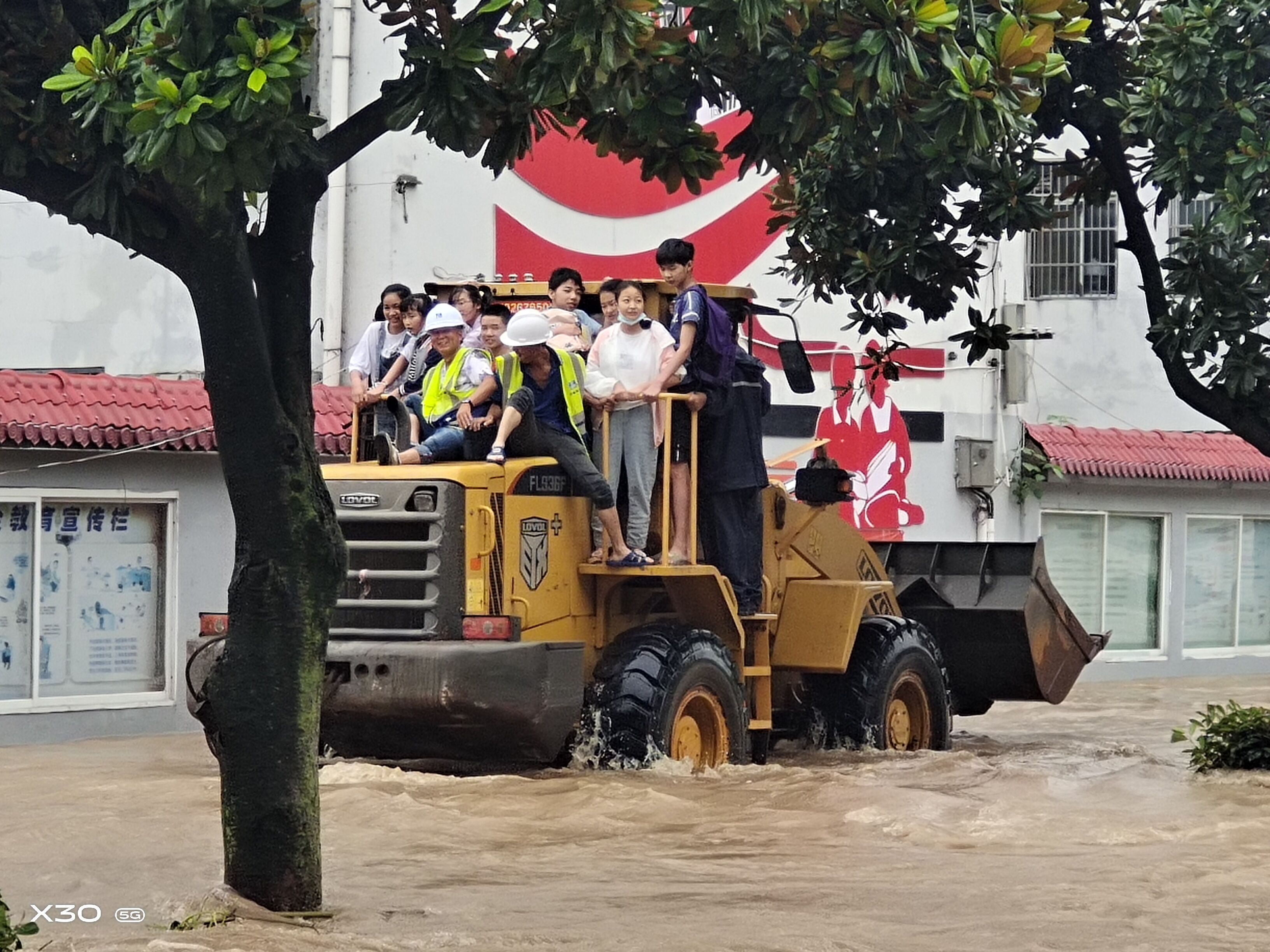 1.7月8日,中建三局三公司黄梅“建养一体化”项目防汛抢险突击队火速营救黄冈大河镇一中300名被困师生。(雷鸣 摄).jpg 1.7月8日,中建三局三公司黄梅“建养一体化”项目防汛抢险突击队火速营救黄冈大河镇一中300名被困师生。(雷鸣 摄).jpg